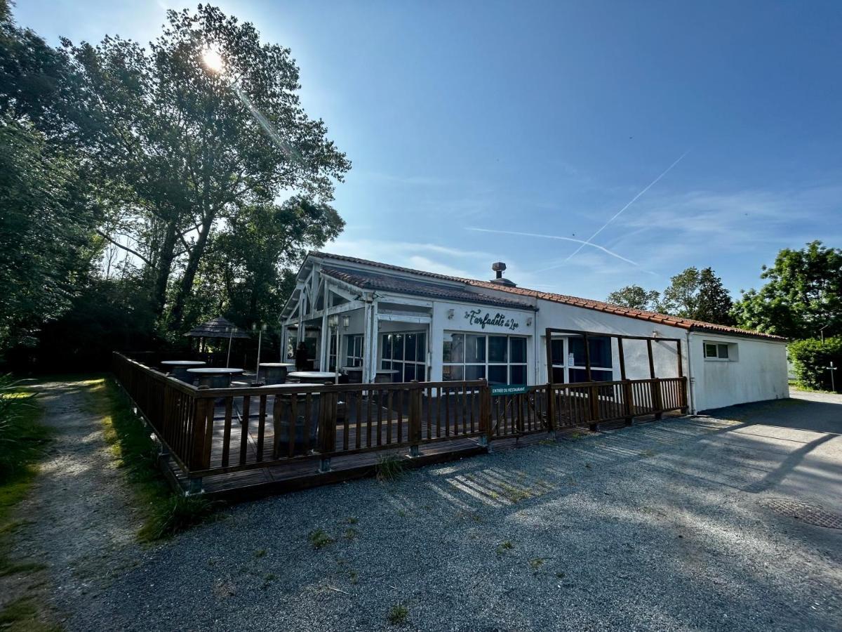 Les Cabanes Du Lac Vandre Экстерьер фото