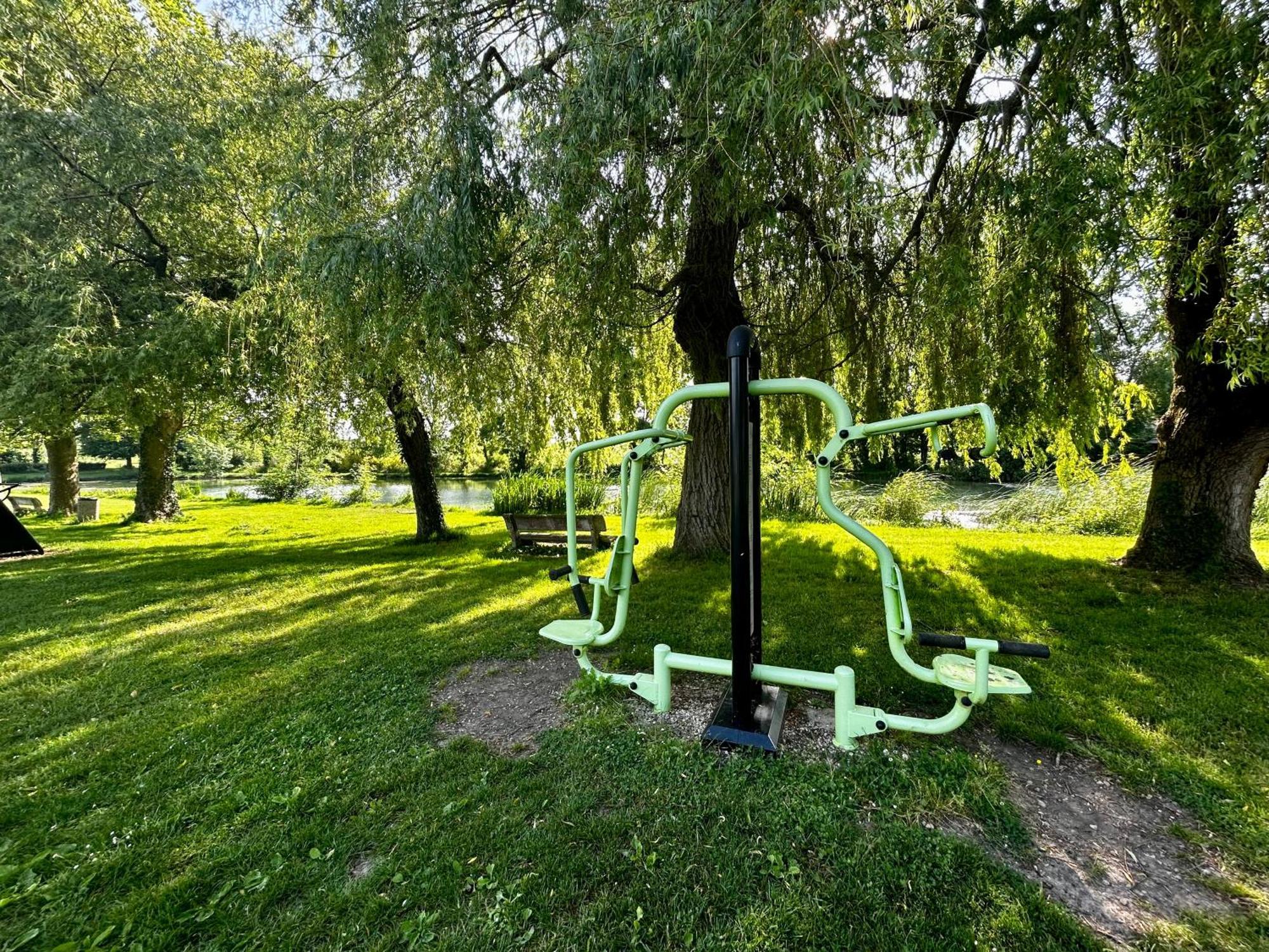 Les Cabanes Du Lac Vandre Экстерьер фото
